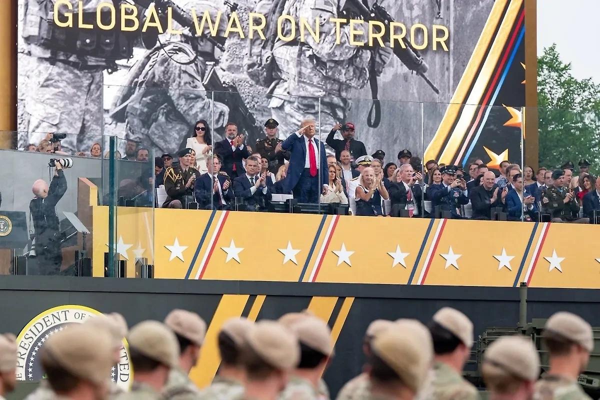 Трамп устроил никому не нужный военный парад в свой день рождения Трамп устроил никому не нужный военный парад в свой день рождения