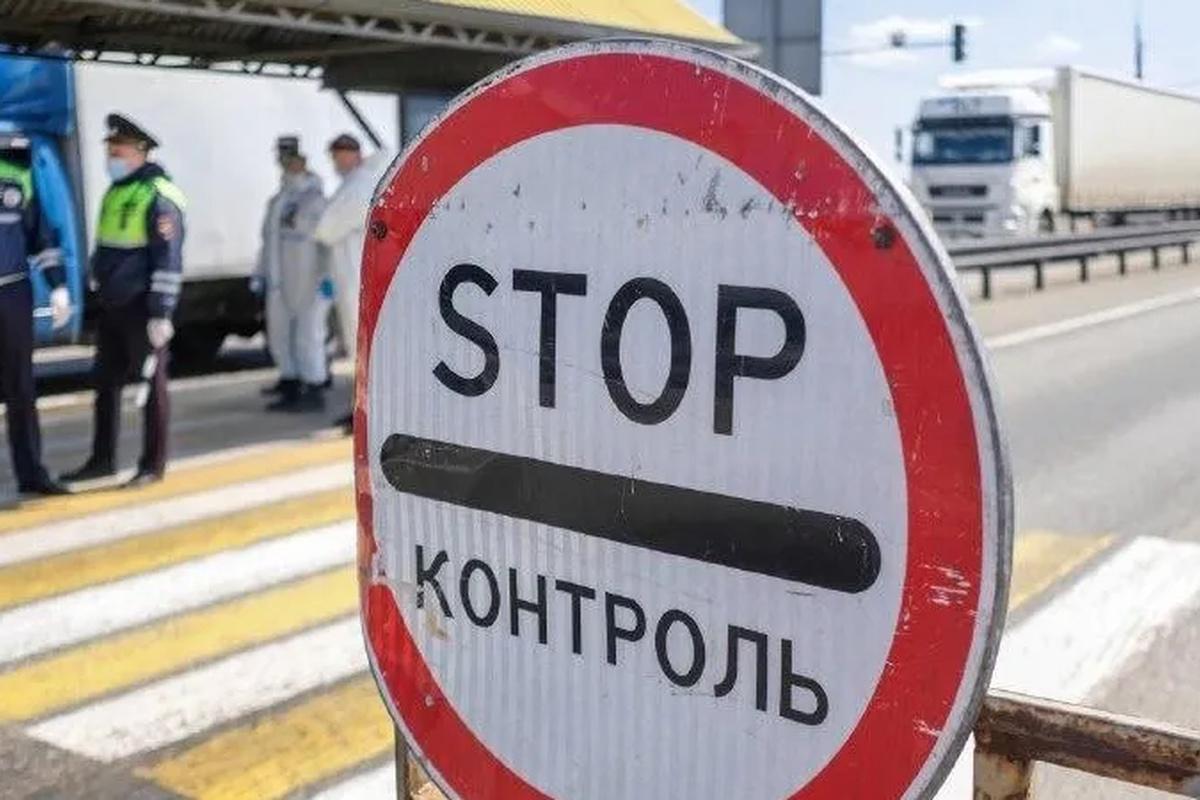 Два грузовика превратили в лепешку «Инфинити» на трассе в Москве Два грузовика превратили в лепешку «Инфинити» на трассе в Москве