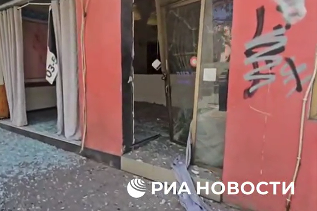 В Тель-Авиве десятки жилых домов повреждены после ракетного удара Ирана В Тель-Авиве десятки жилых домов повреждены после ракетного удара Ирана