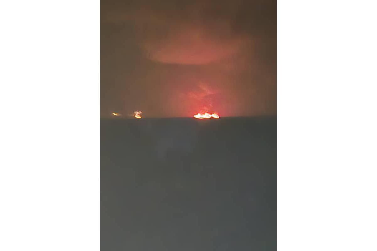 Рядом с Ормузским проливом у побережья Ирана горят три корабля Рядом с Ормузским проливом у побережья Ирана горят три корабля