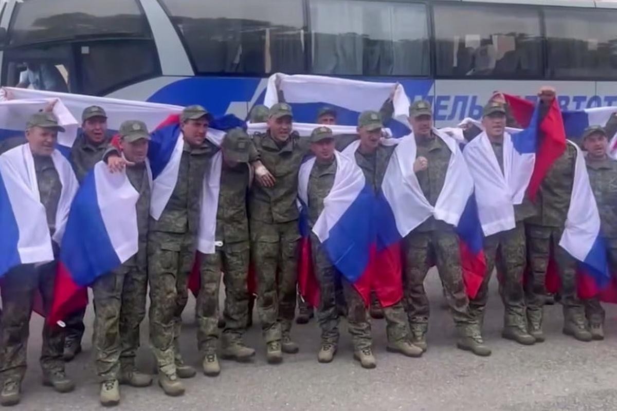 Кадры с освобождёнными из украинского плена военными показало Минобороны РФ Кадры с освобождёнными из украинского плена военными показало Минобороны РФ