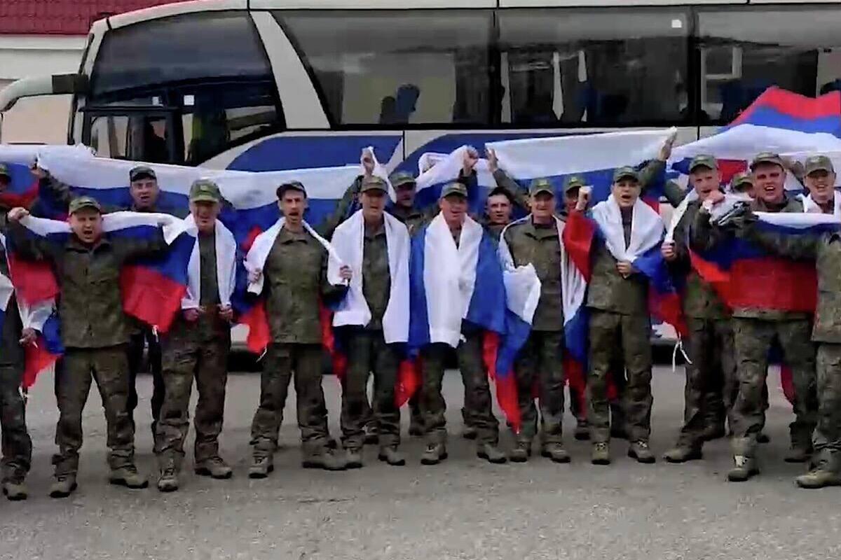 Российские военнослужащие прибыли в Белоруссию после обмена Российские военнослужащие прибыли в Белоруссию после обмена