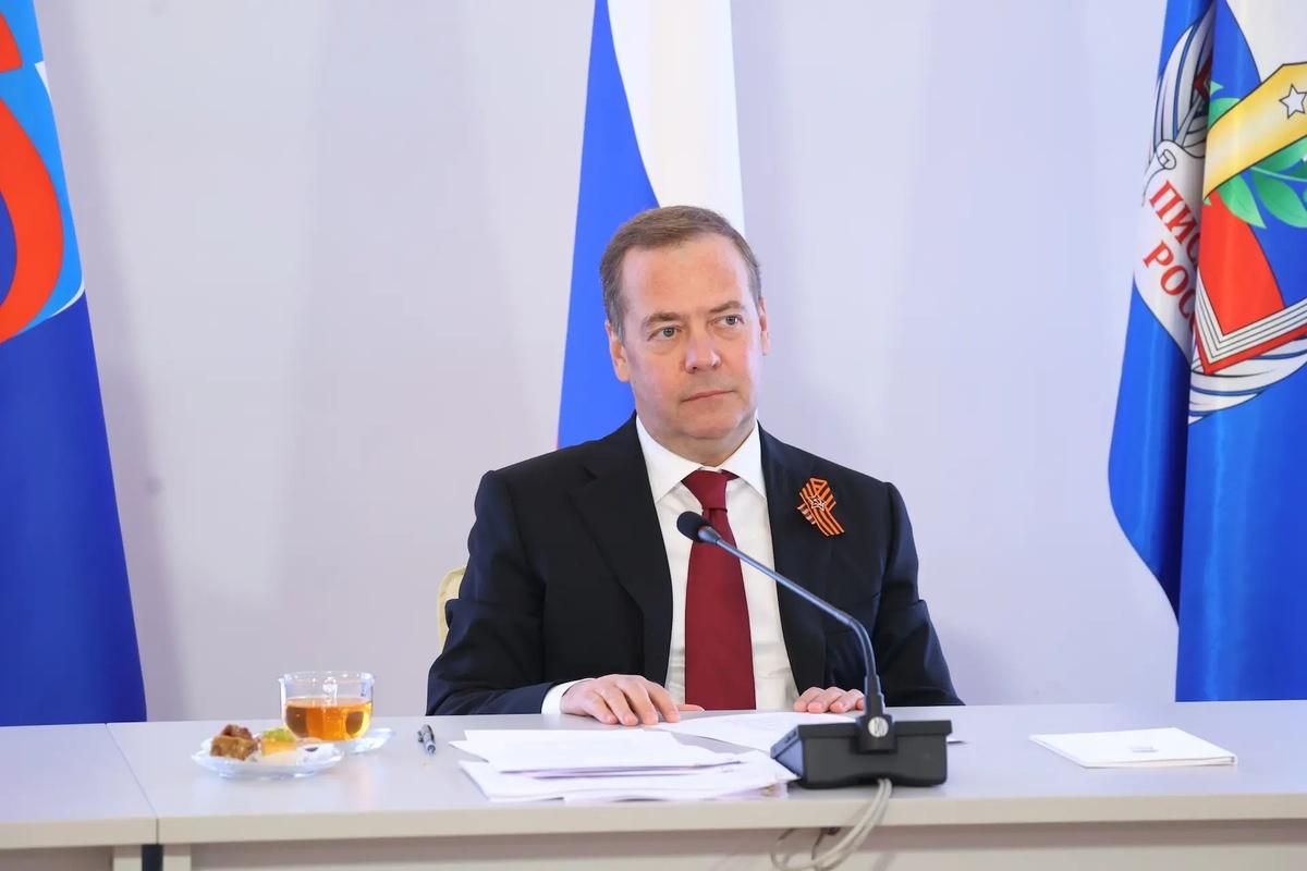 Дмитрий Медведев отреагировал на сообщение Киева о возможных провокациях с «грязной бомбой» Дмитрий Медведев отреагировал на сообщение Киева о возможных провокациях с «грязной бомбой»
