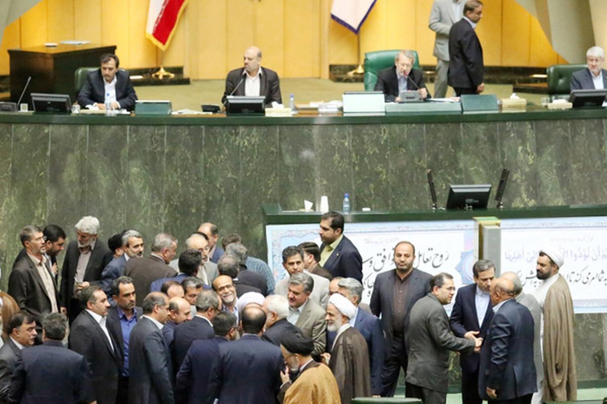 Парламент Ирана проголосовал за блокировку Ормузского пролива Парламент Ирана проголосовал за блокировку Ормузского пролива