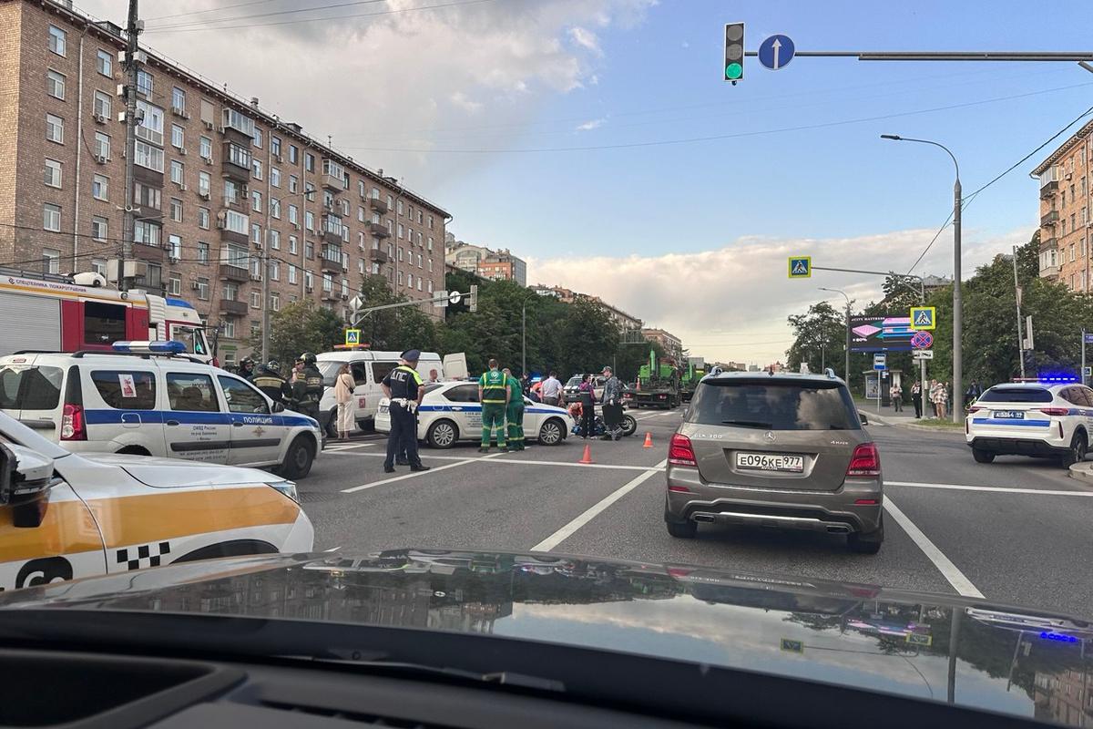 Мотоциклист погиб в жуткой аварии в центре Москвы Мотоциклист погиб в жуткой аварии в центре Москвы