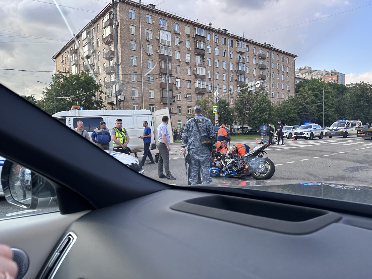 Мотоциклист погиб в жуткой аварии в центре Москвы Мотоциклист погиб в жуткой аварии в центре Москвы