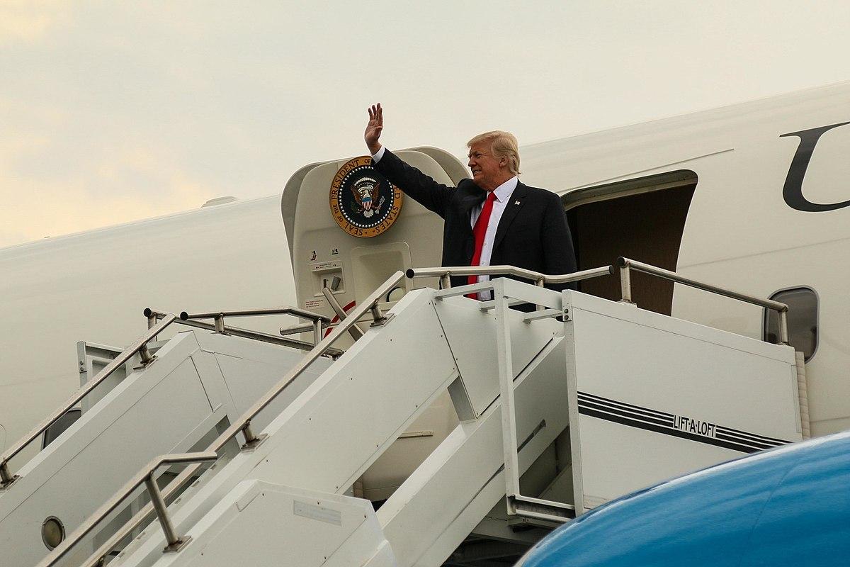 Трамп прибыл на саммит НАТО в кепке USA и с развязанными шнурками Трамп прибыл на саммит НАТО в кепке USA и с развязанными шнурками