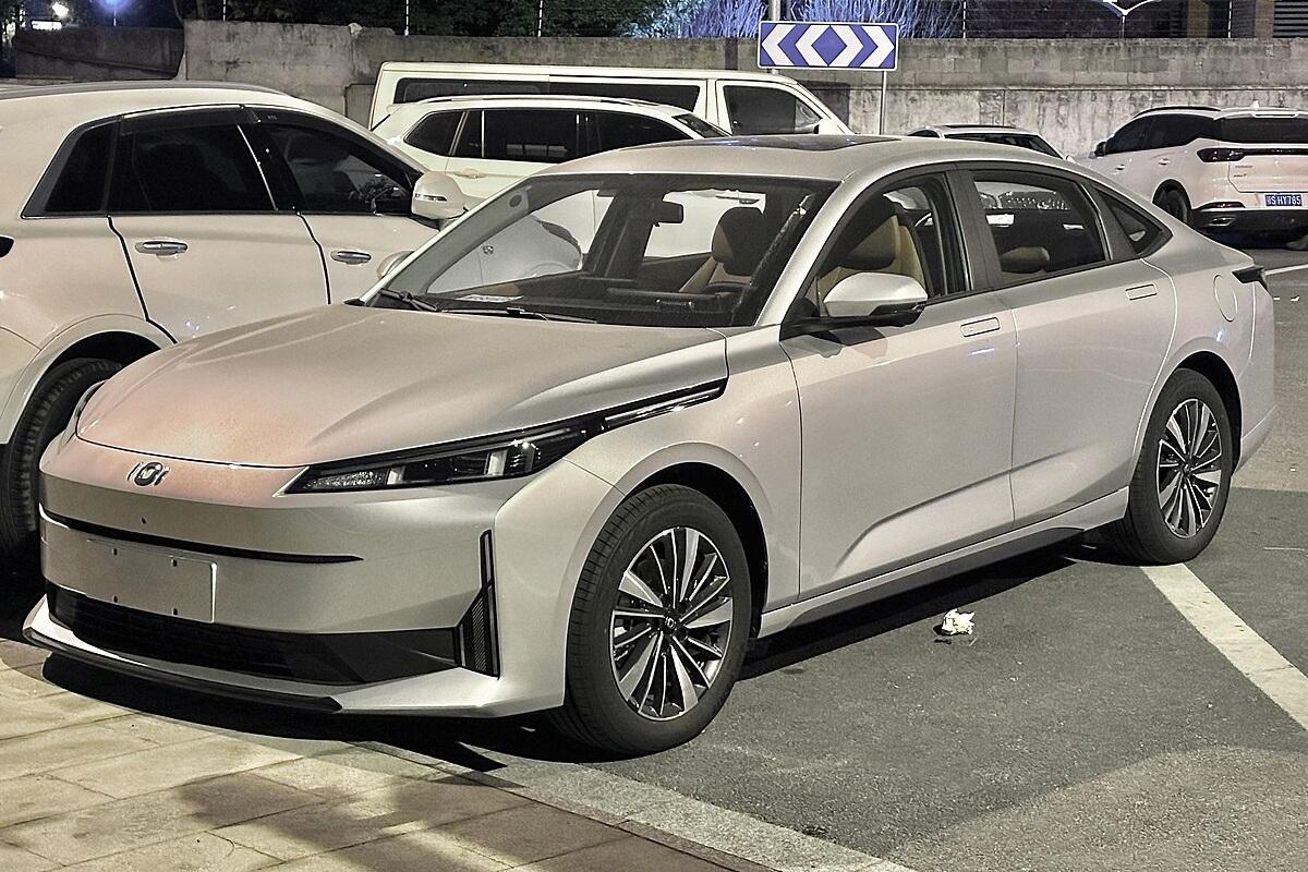 Китайский автопром наводнил российский рынок новыми автомобилями под видом пробежных Китайский автопром наводнил российский рынок новыми автомобилями под видом пробежных