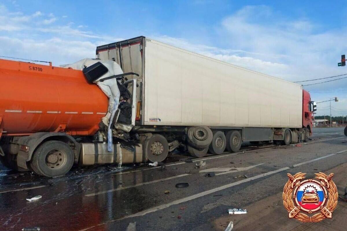 Два человека погибли в результате ДТП с тремя грузовиками в Тверской области Два человека погибли в результате ДТП с тремя грузовиками в Тверской области